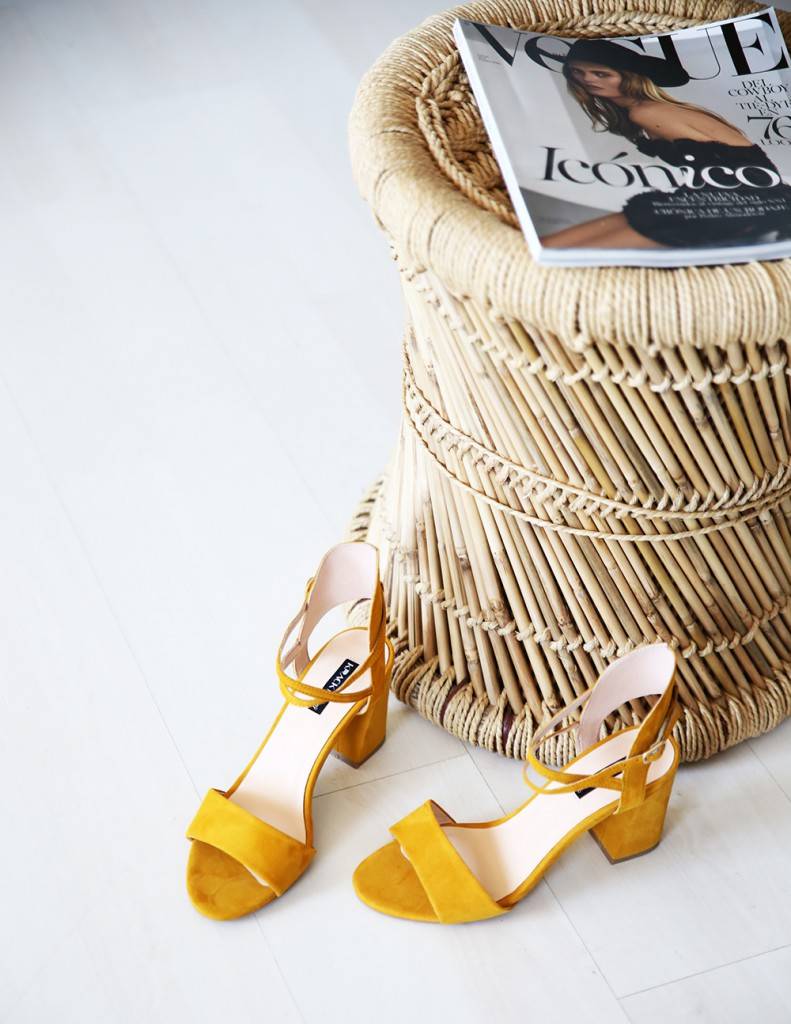 tendencias en sandalias de mujer de ante con tacon cuadrado color mostaza