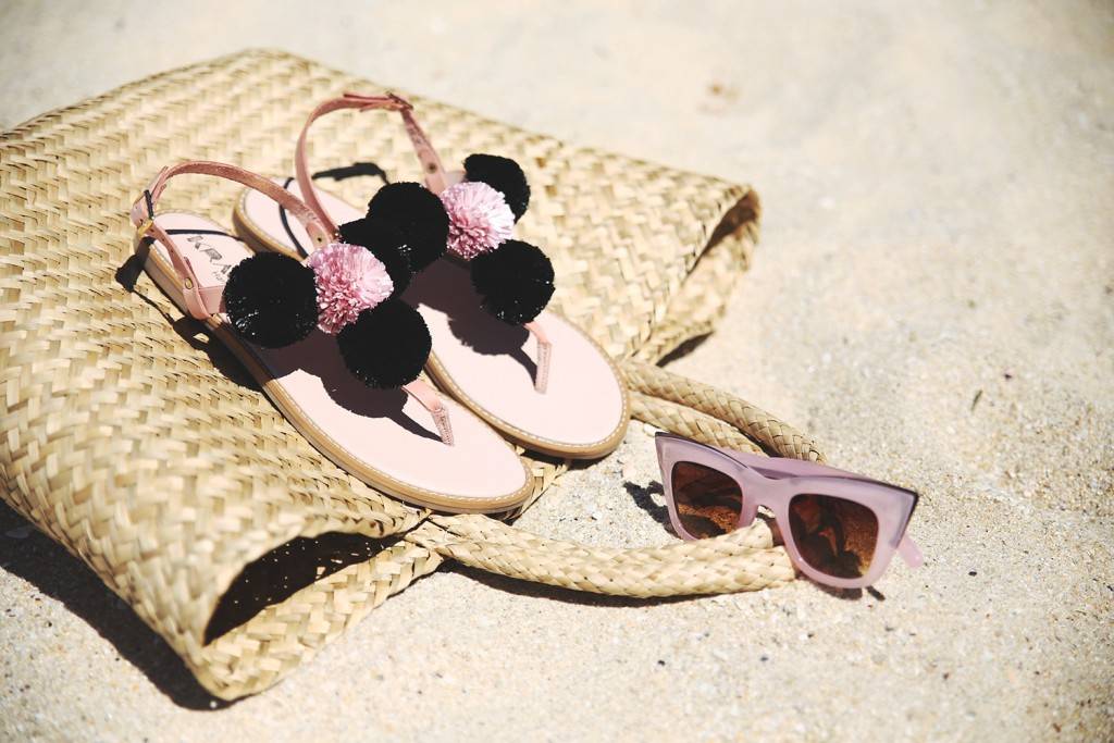 rebajas de verano sandalias planas con pompones de mujer