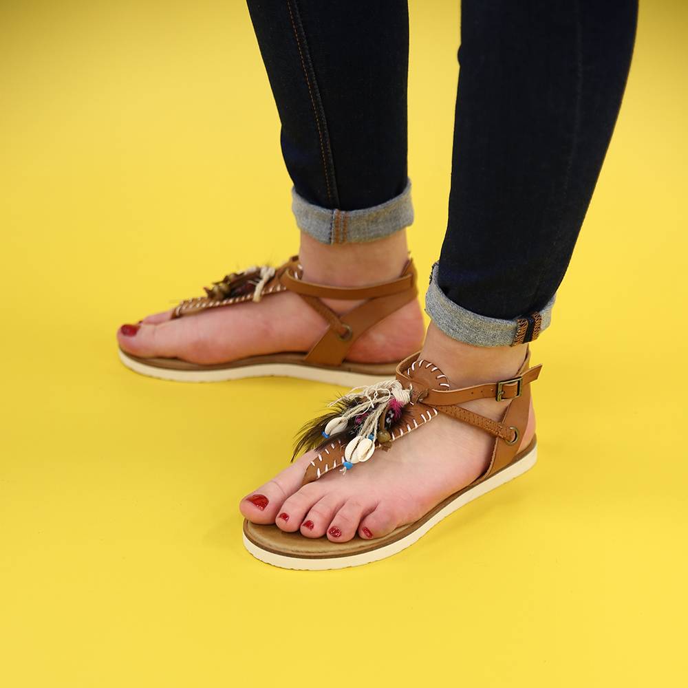 tendencias en sandalias de mujer planas de estilo bohemio con flecos y abalorios