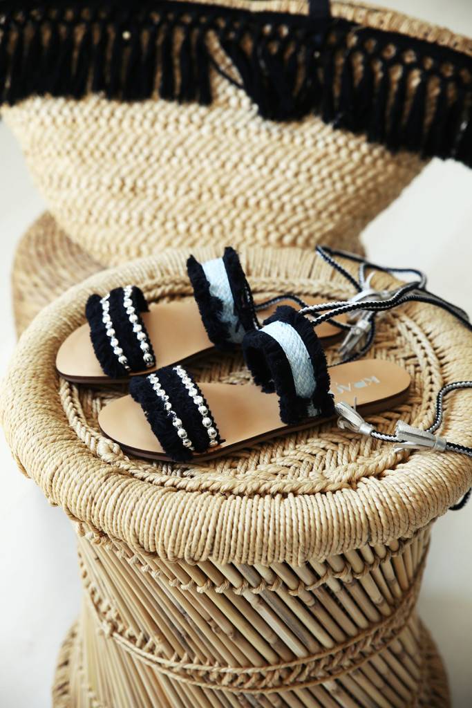 zapatos verano para mujer de estilo etnico con bordados negros y flecos sandalias planas
