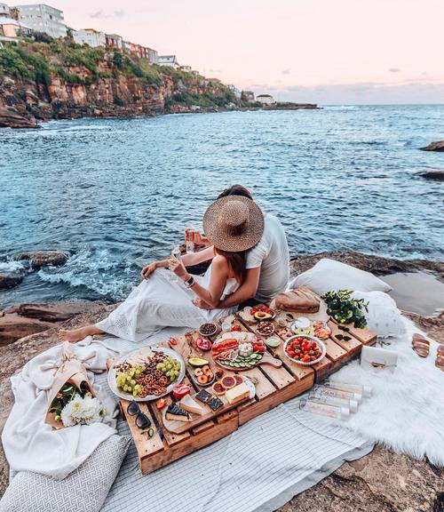 organizar un picnic romantico para planes de verano en la playa
