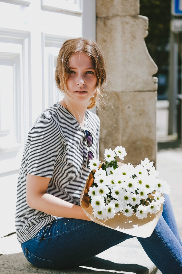 look primaveral de mujer con flores de parisien collection de krack