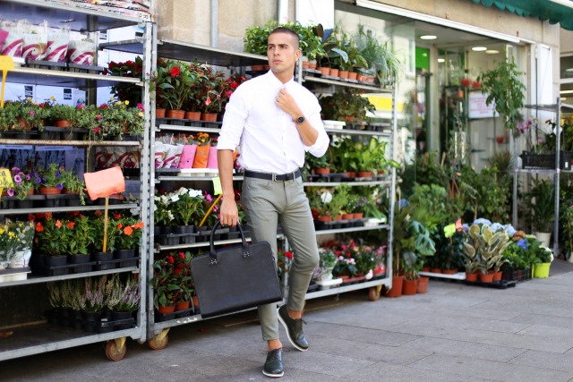 outfit para hombre con camisa blanca y zapatos verdes de suela de coma para milano collection de krack