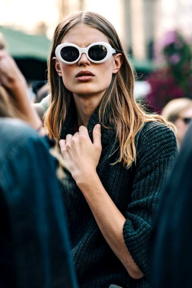 tendencias otoño para mujer con gafas estilo retro blancas