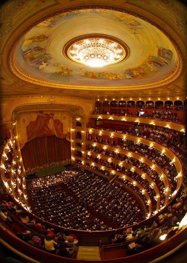 gran teatro lleno para opera con luces encendidas para planes otoño