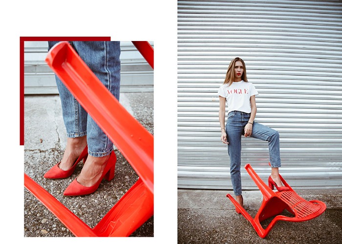 zapatos rojos de tacon clasicos para mujer con vaqueros y camiseta con mensaje